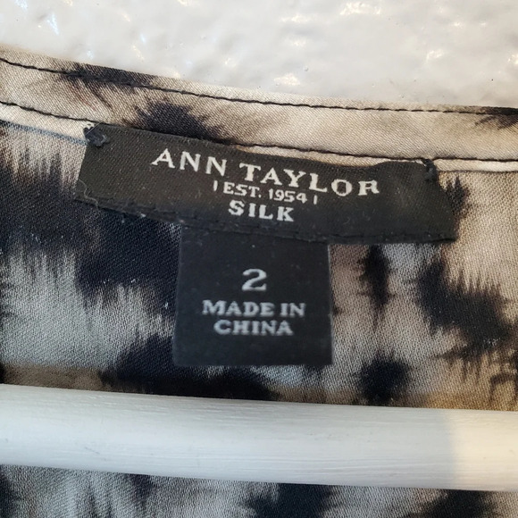 💚5/$25 Ann Taylor SILK Ruffled Neck Print Dress Size 2 - Picture 6 of 7